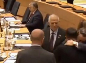 SNIMAK ORBANA KAKO IZBEGAVA ZELENSKOG: Drugi mu pritrčali u zagrljaj, a Viktor ga nije ni registrovao (VIDEO)