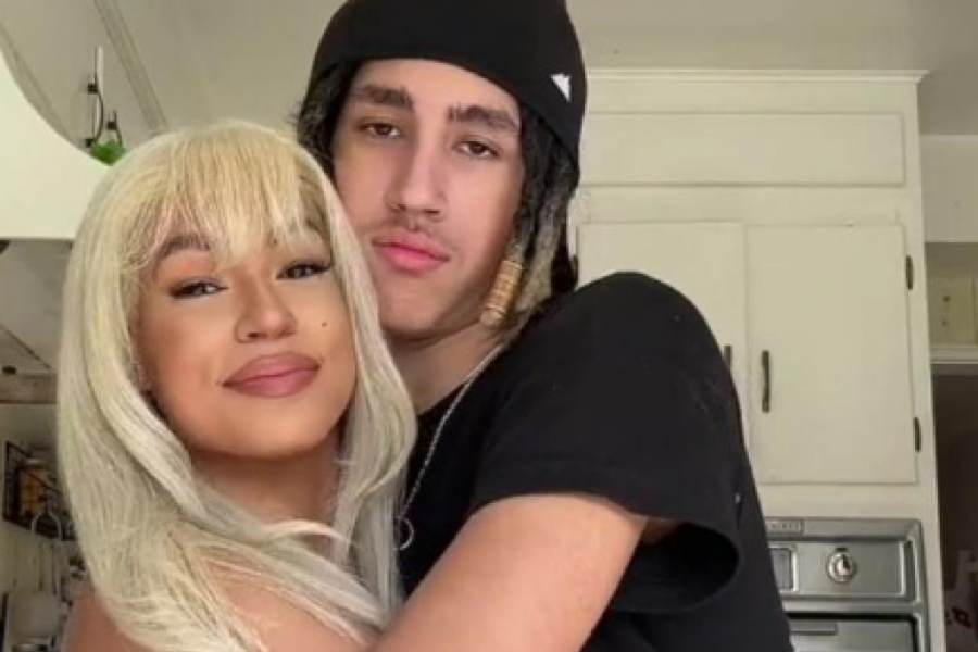 Toliko je mladolika da ljudi misle da joj je SIN dečko:"Izlazimo zajedno, ljudi očekuju da se poljubimo"