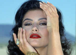 Korigovala je TRI tačke na licu i sačuvala MLADALAČKI izgled: Ketrin Zita - Džouns je zategnuta u petoj deceniji, ali nije PRETERALA u zahvatima