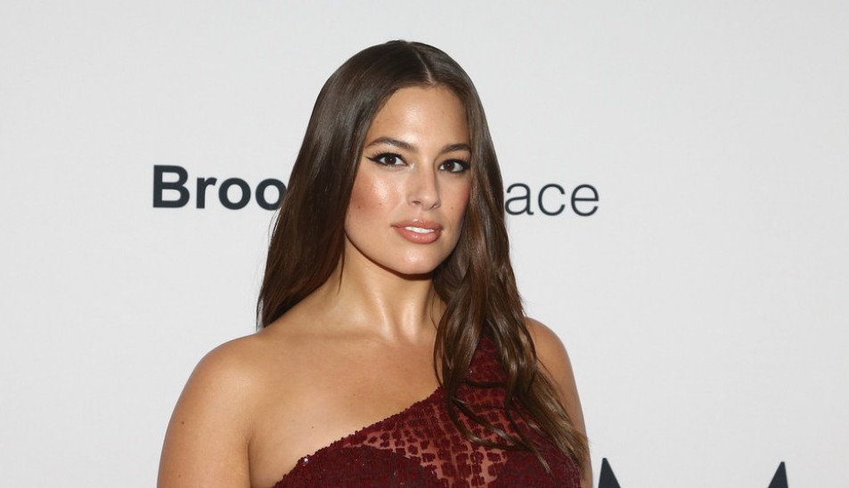 Najpoznatija plus sajz manekenka usijala Instagram: Provokativne fotke Ešli Grejem oduševile fanove, komentari se samo nižu