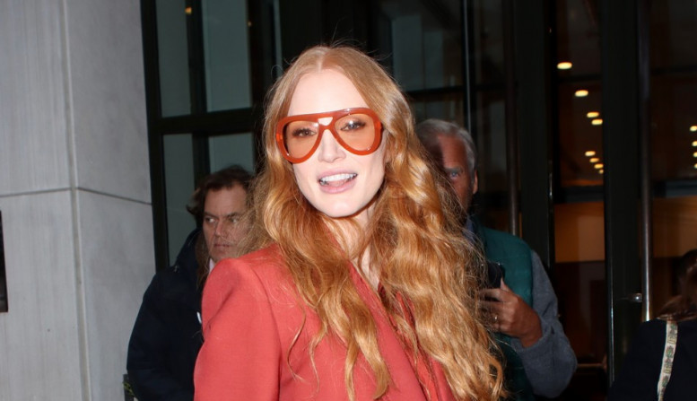 Džesika Čestejn vraća duh 70-tih: Široke zvoncare je uparila sa SAKOOM, a nama je NAJLEPŠI autfit koji smo videli ove ZIME