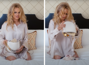 Pamela Anderson pokazala šta sve nosi u TORBICI: Izvukla je ovu NEPRIKLADNU stvar i stavila je na glavu (VIDEO)
