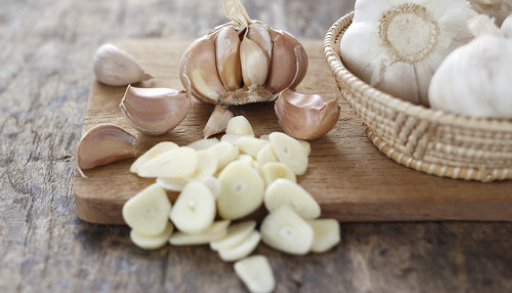 Telefon Hitne pomoći se usijao: Dr Ivana upozorila da ljudi pogrešno jedu beli luk, bolovi i tegobe mogu da traju danima