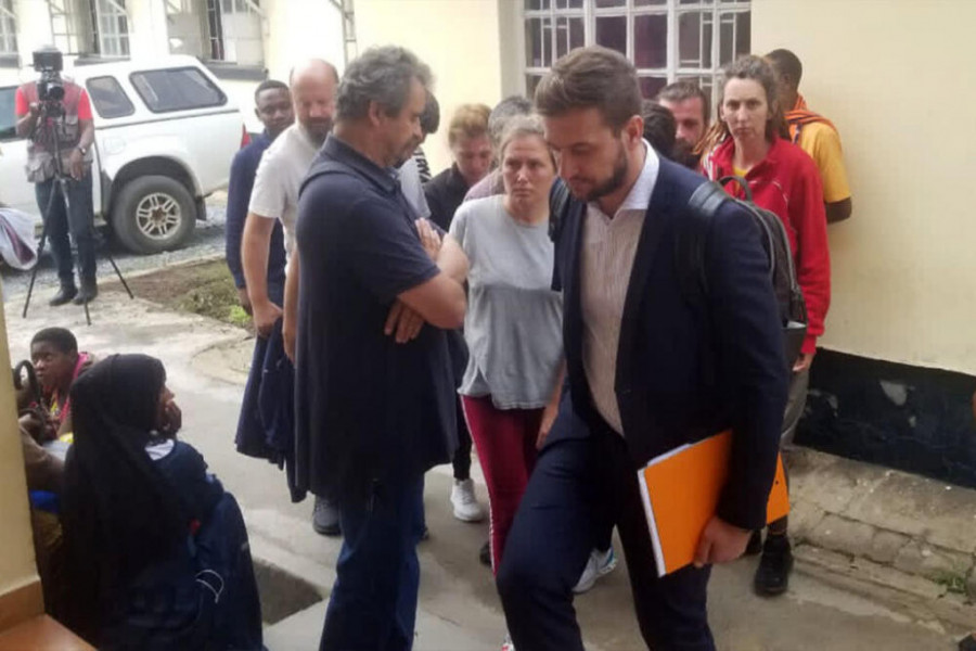 HRVATSKI PAROVI NISU MOGLI DA LEGALNO ODVEDU DECU Vlasti Konga se prvi put oglasile, strancima usvajanje zabranjeno još 2017.