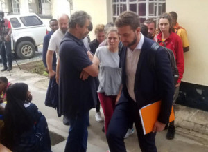 HRVATSKI PAROVI NISU MOGLI DA LEGALNO ODVEDU DECU Vlasti Konga se prvi put oglasile, strancima usvajanje zabranjeno još 2017.
