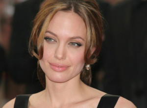 Anđelina je stajlingom oborila sve s nogu: Prošetala u OVOM kaputu i oduševila MINIMALIZMOM, mi smo našli sličan po OVOJ ceni!