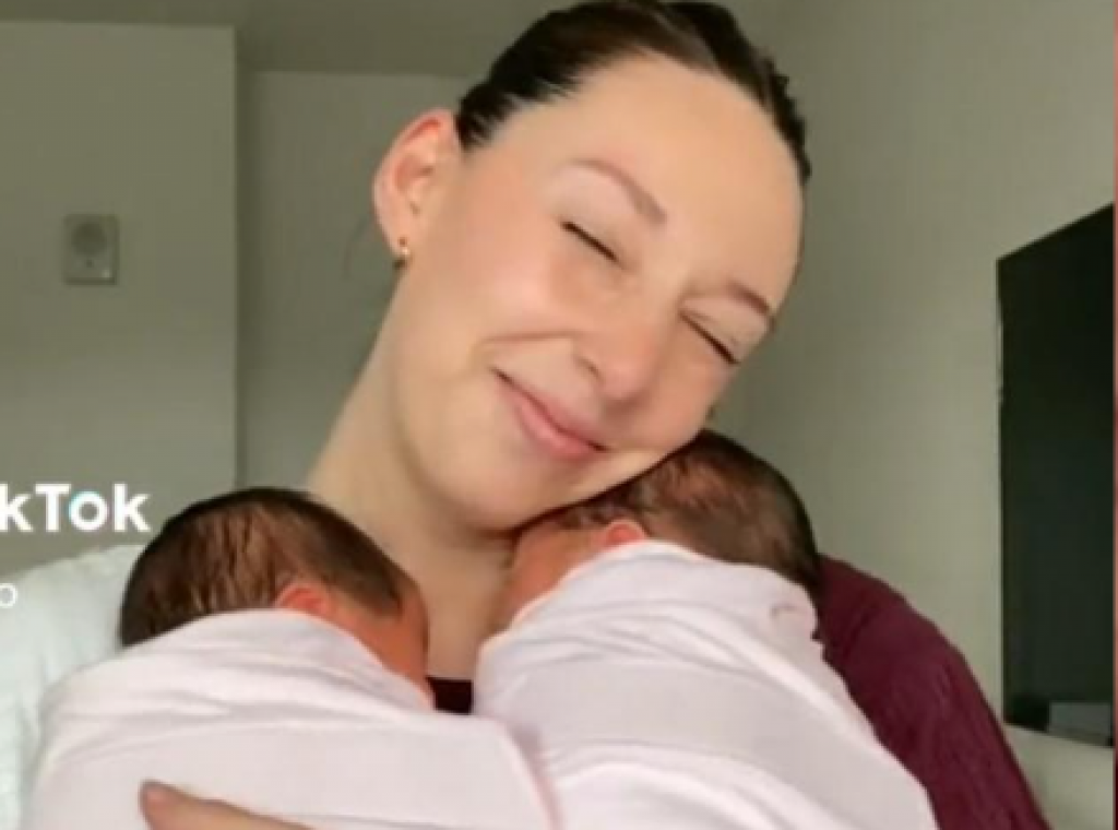 Prva MAMA koja je javno priznala da ne može da razlikuje bliznakinje: Smislila je TRIK koji joj je olakšao posao, mnoge su ostali u čudu