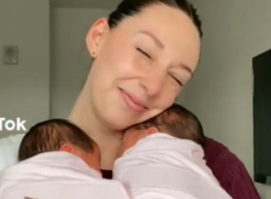 Prva MAMA koja je javno priznala da ne može da razlikuje bliznakinje: Smislila je TRIK koji joj je olakšao posao, mnoge su ostali u čudu