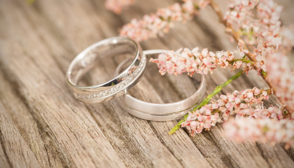 Buduća MLADA pokazala prsten, pa izazvala HAOS: "Daj to nekom detetu, izgleda kao kuglica za kupanje"