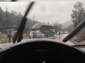 PREMINUO MLADIĆ, A DETETU SE BORE ZA ŽIVOT: Prva žrtva stravične saobraćajke u kojoj je automobil PODLETEO POD AUTOBUS FUDBALERA! (VIDEO)