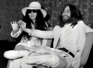 Ostatak života će provesti na ovom mestu: Udovica Džona Lenona odlučila da promeni život iz KORENA