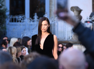Irina je još jednom DOKAZALA da je modna ikona broj JEDAN u svetu: Ležerno, svedeno i OZBILJNO, Ruskinja zakopčana do grla izgleda PRESKUPO