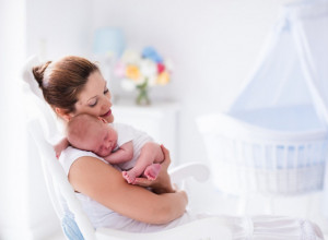 Kada se BEBA rodi dobije sve, a MAMA ništa: Da li bi ovo trebalo da promenimo?