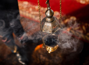 Tamjanom se tera zlo iz kuće: Ovako se pravilno kadi, a najvažnije je u kojoj ruci držite kandilo