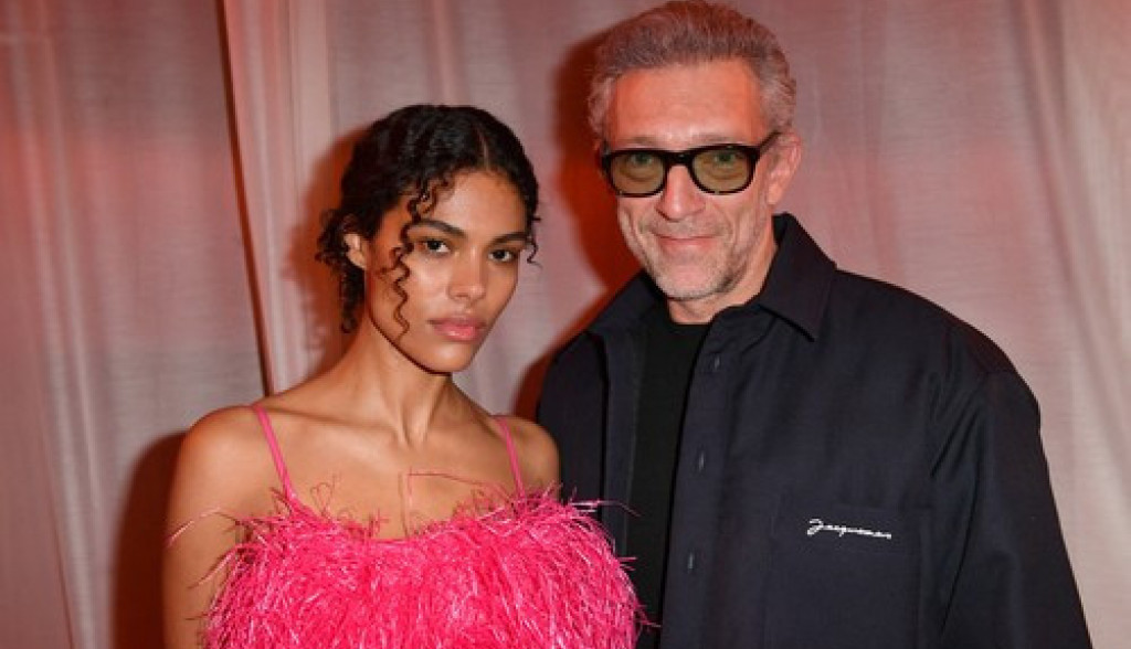 Suprugu Vensana Kasela NISMO viđali u ovakvom izdanju: Obukla je mantil-haljinu koju Jelena Đoković OBOŽAVA