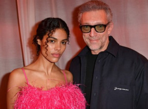 Suprugu Vensana Kasela NISMO viđali u ovakvom izdanju: Obukla je mantil-haljinu koju Jelena Đoković OBOŽAVA