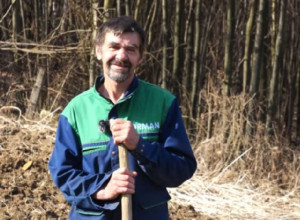 RADE ŽIVI SAM U SELU BEZ AUTOMOBILA I SAM UZGAJA SVU SVOJU HRANU: Ne traži ni ženu, evo šta mu treba (VIDEO)