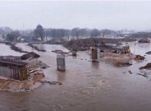 DRAMATIČNI SNIMCI POPLAVE: Izlila se reka Lašva - probijen nasip, više stanovnika evakuisano (VIDEO)
