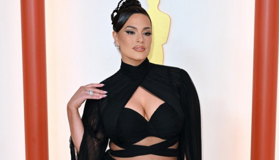 Manekenka od 92 kilograma još više razbesnela hejtere: Em je vidno smršala, em nosi haljinu kroz koju se vidi svaki delić njenog tela