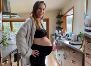 Hilari Svonk sa stomakom DO ZUBA izvodi akrobacije: U 45. čeka BLIZANCE i pokazuje neverovatnu fizičku spremnost