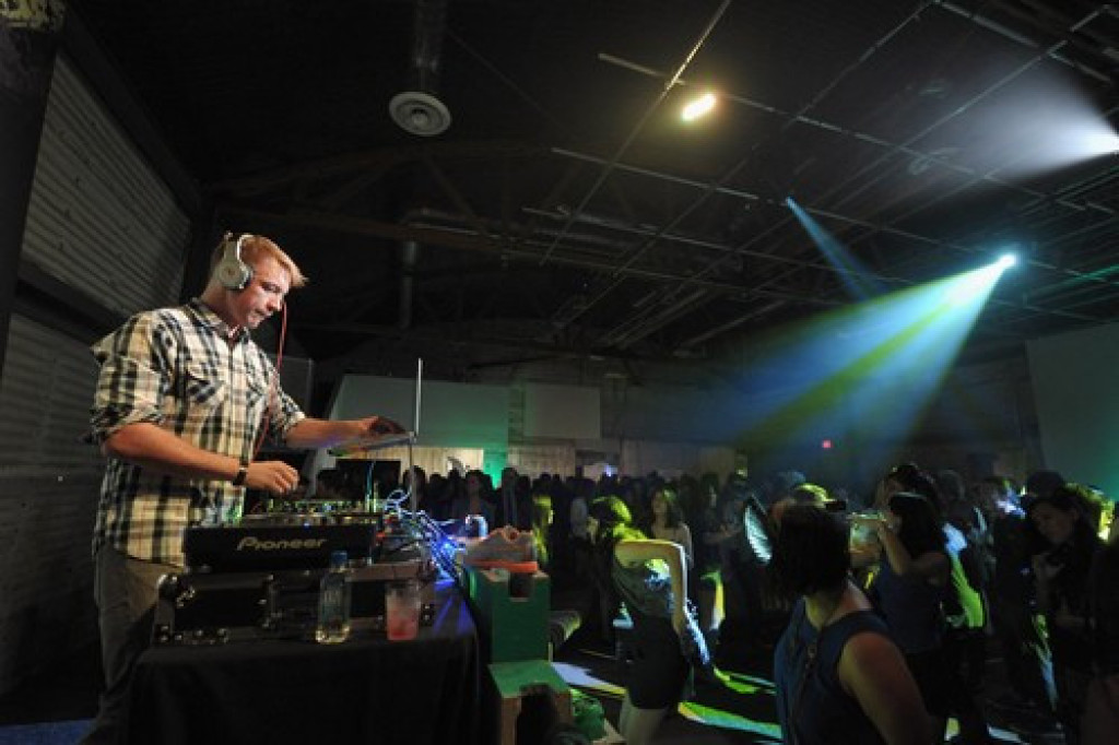 Žene su mu se nudile kao na tacni: Popularni muzičar je bio u braku, ima dvoje dece a sada kaže "Zadovoljavao me je MUŠKARAC, ali nisam gej"