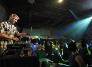 Žene su mu se nudile kao na tacni: Popularni muzičar je bio u braku, ima dvoje dece a sada kaže "Zadovoljavao me je MUŠKARAC, ali nisam gej"