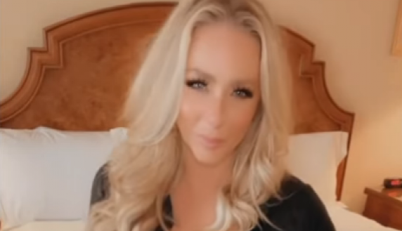 Izgleda kao TINEJDŽERKA, a ima unučiće: Tara ima skoro PET decenija, a zabavlja se sa muškarcima koji imaju godina koliko i njena DECA