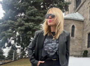 Devojački stil joj savršeno pristaje, iako ima 60 godina: "Poručujem ženama da ne gube volju za životom"