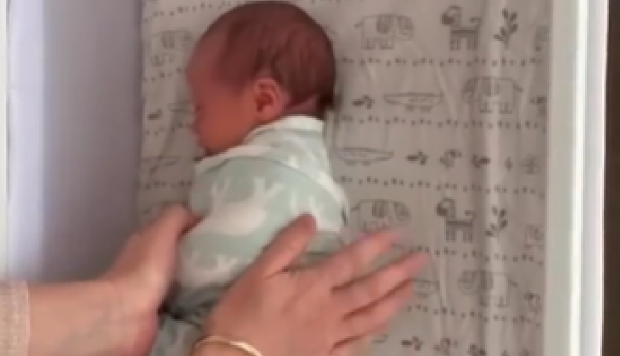 Mama otkrila kako najbrže da uspavate BEBU: Jedino se na OVAJ način neće probuditi čim je stavite u krevetac!
