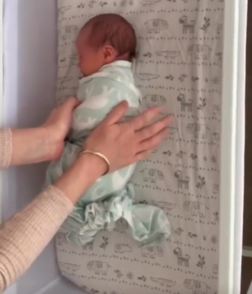 Mama otkrila kako najbrže da uspavate BEBU: Jedino se na OVAJ način neće probuditi čim je stavite u krevetac!