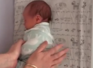 Mama otkrila kako najbrže da uspavate BEBU: Jedino se na OVAJ način neće probuditi čim je stavite u krevetac!