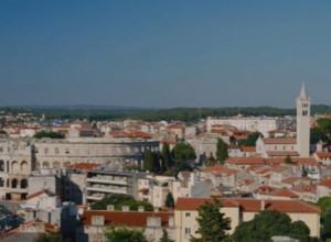 POMRAČENI UMOVI U PULI: Uvredljive poruke na plakatu koji promoviše ćirilicu