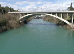 BAKA SKOČILA SA MOSTA DRŽEĆI UNUČE U NARUČJU: Radnici zelenila spasili bebu iz Morače (VIDEO)