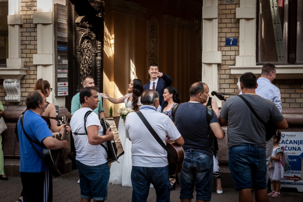 "Poštovani gosti, uzmite poklone i idite kući": Mlada i kum napravili skandal na svadbi u Čačku, mladoženja je propao u zemlju od blama