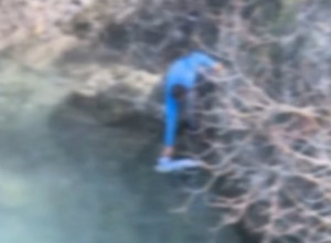 POJAVIO SE DRAMATIČAN SNIMAK SPASAVANJA BEBE: Mališan plutao u hladnoj Morači (UZNEMIRUJUĆI VIDEO)