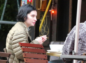 Ćerka tragično preminulog GLUMCA zabrinula fanove: Ponovo izgleda ISPIJENO, a pre samo dve godine je pobedila opaku bolest