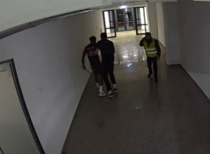 (VIDEO) Košarkaš koji je isključen iz igre, vratio se sa šipkom u ruci- Prethodno napao Markovića