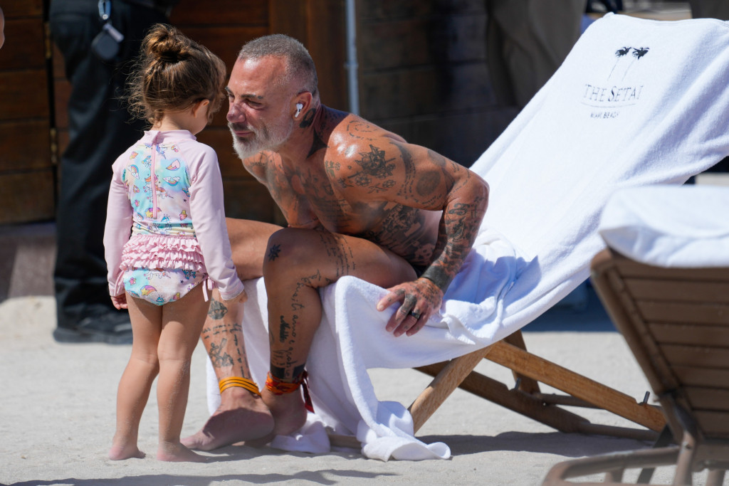 Evo kako ITALIJANSKI MILIONER uživa na odmoru: Paparaci uhvatili Đanluku sa suprugom i ćerkicom (FOTO)