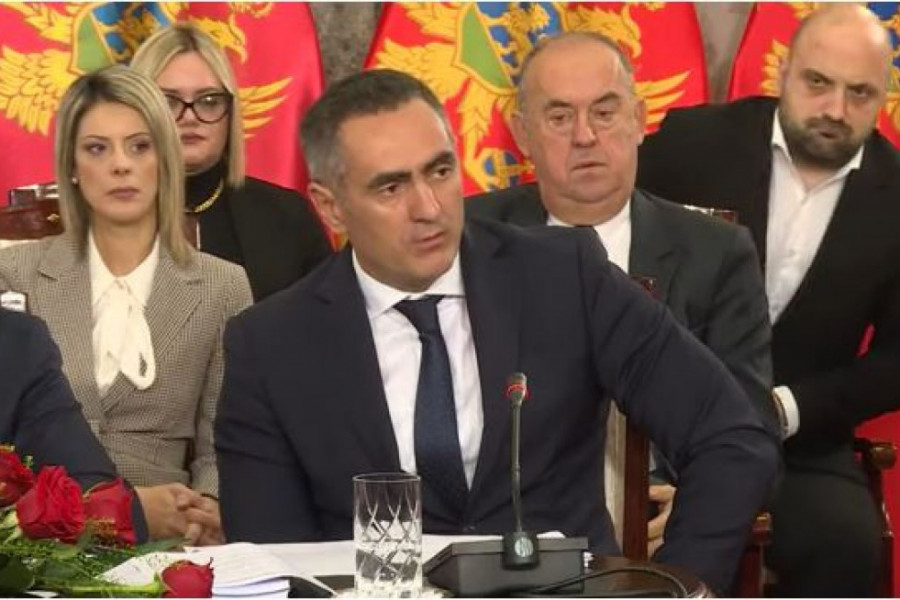 ZA PENZIJE U CRNOJ GORI 500 MILIONA MANJE? Ministru finansija i direktoru Fonda PIO sporna Spajićeva reforma