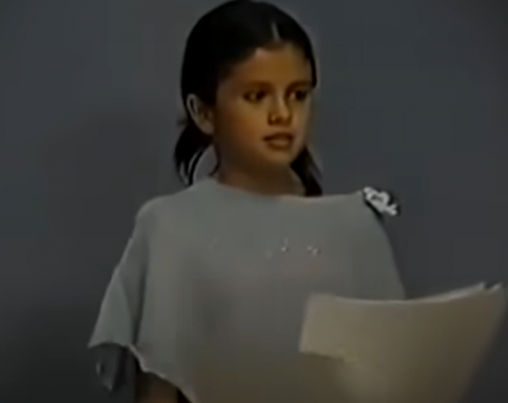 Da li prepoznajte OVU pevačicu sa fotografije? Nekada je grcala u BEDI a sada pliva u MILIONIMA!