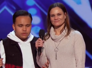 Slep je i ima autizam, ali kada zapeva SVE stane: Evo kako je Kodi otpevao ovu popularnu pesmu