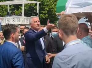 MAJKE SREBRENICE PODRŽALE MILA: Nakon Sonje Biserko i one podržale kandidaturu Đukanovića