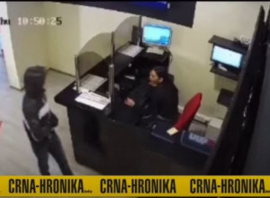PLJAČKA U PRIJEDORU KAKVA SE RETKO VIĐA: Pogledajte KOMIČAN snimak - Dobar dan, ovo je pljačka (VIDEO)