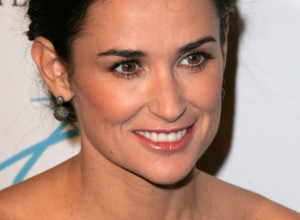 Baka od milion dolara: Demi Mur divlja u ludom noćnom provodu u Grčkoj, popela se na stolicu i uvija