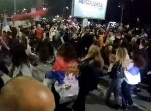 UŽIČKO KOLO ISPRED HRAMA U PODGORICI: Omladina se ne smiruje, ogrnuti TROBOJKAMA sitno vezu SRPSKO kolo (VIDEO)