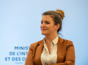 Državna sekretarka u centru skandala: Krasi naslovnicu Plejboja, nastala bura u javnosti