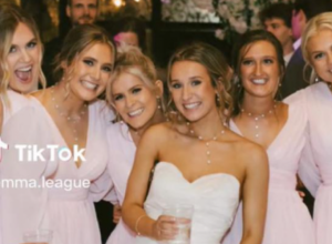 Deveruše izazvale BURNU raspravu: Tokom venčanja su odrezale svoje dugačke haljine