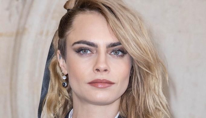 Kara Delevinj nosi broj jedan frizuru PROLEĆA: Pravi se LAKO i jednostavno i svakom obliku lica savršeno PRISTAJE!