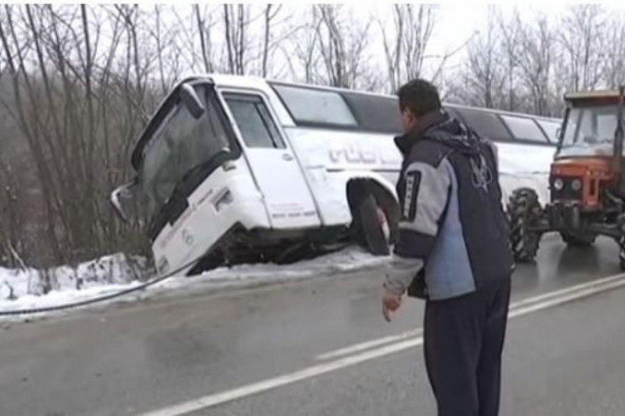 AUTOBUS SLETEO SA PUTA: Sedam putnika prevezeno u bolnicu