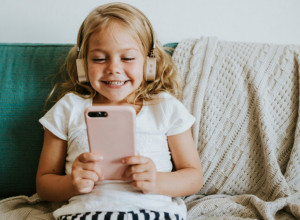 Ekrani su veliko zlo: Deca koja provode sate gledajući u telefon sporije usvajaju 1 važnu veštinu
